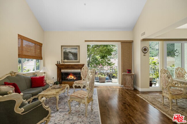 Building Photo - 682 Palisades Dr
