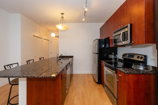 Building Photo - 565 W Quincy St