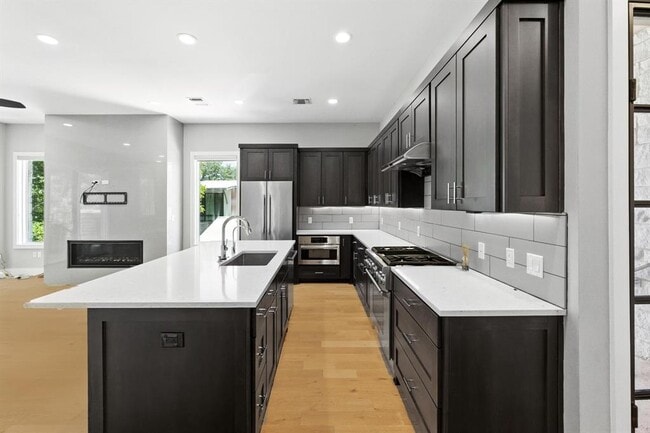 Building Photo - 901 Bouldin Ave