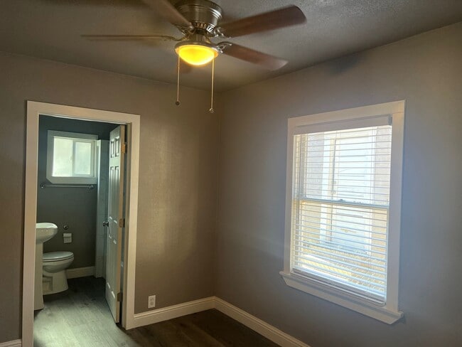 Building Photo - Updated One Bedroom Cottage With Private Yard