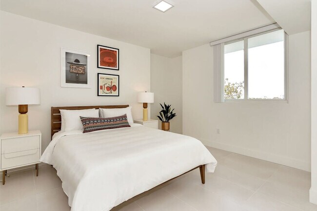 Building Photo - 1710 SW 27th Ave