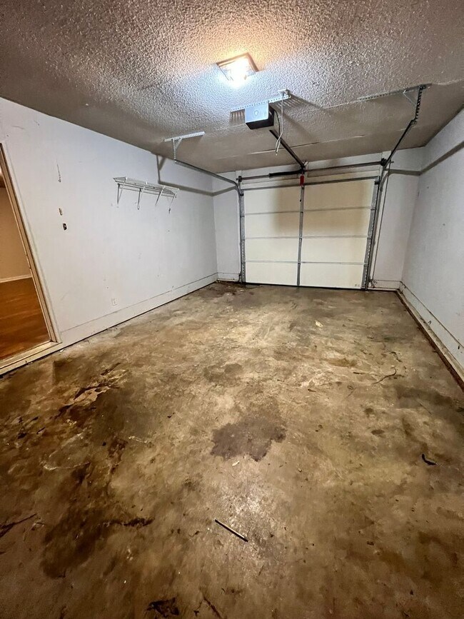 Building Photo - 3BD/ 2BA in Hidden Lake Subdivision