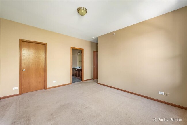Building Photo - 2215 Aurora Dr