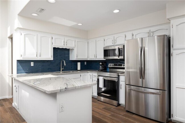 Building Photo - 1111 Lake View Dr