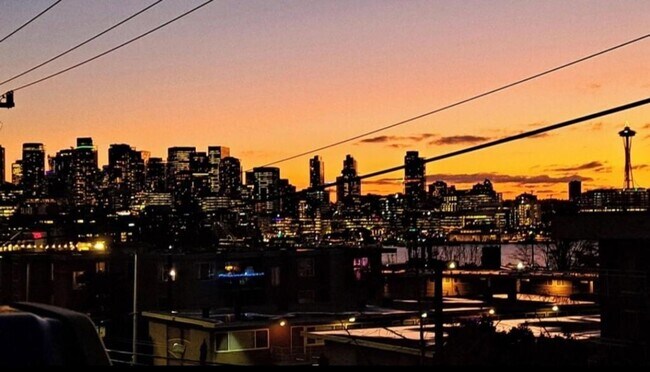 Building Photo - East Lake Town House