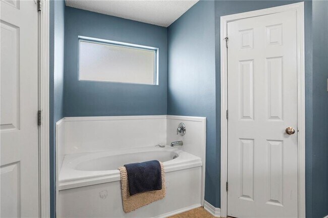 Building Photo - 8650 E Hamilton Bridges Dr