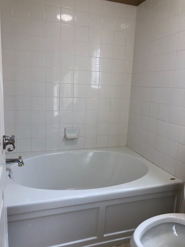 Building Photo - Huge 4 Bedroom + Loft 3 Bath Home for Rent!