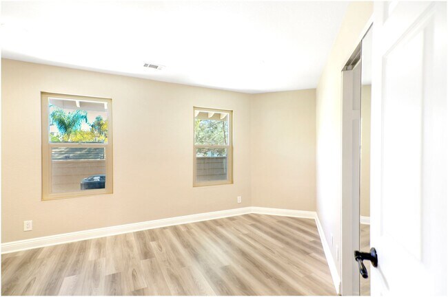 Building Photo - 2 Bedroom Condo - Laguna Hills!