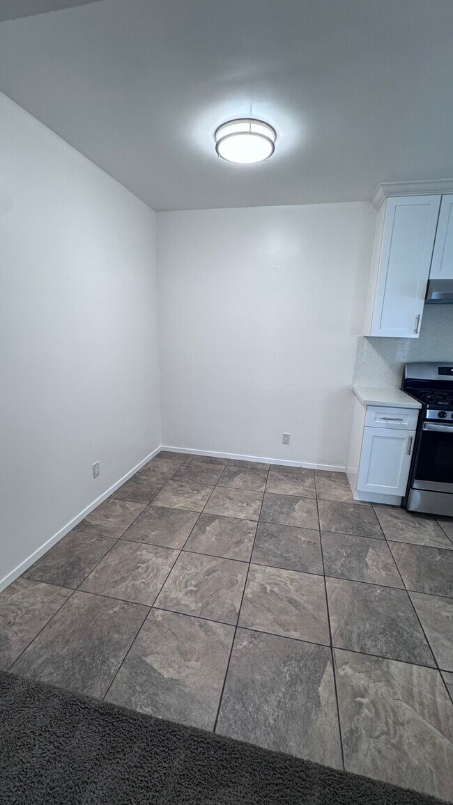 Kitchen nook - 11983 Walnut Ln