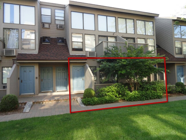 Building Photo - 1465 E Putnam Ave