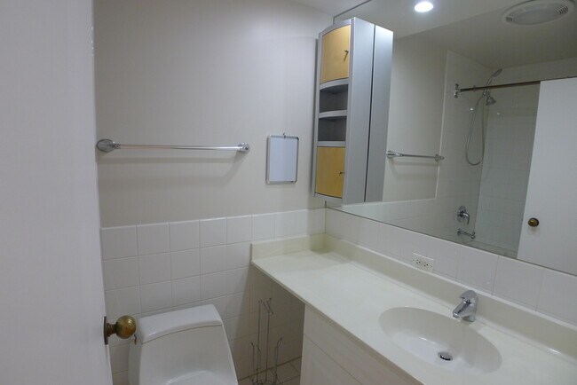 Building Photo - 807 Church St