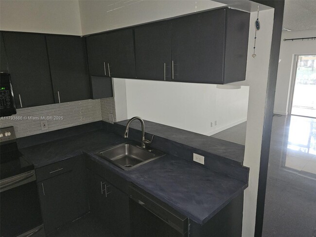 Building Photo - 117 SW 96th Ave