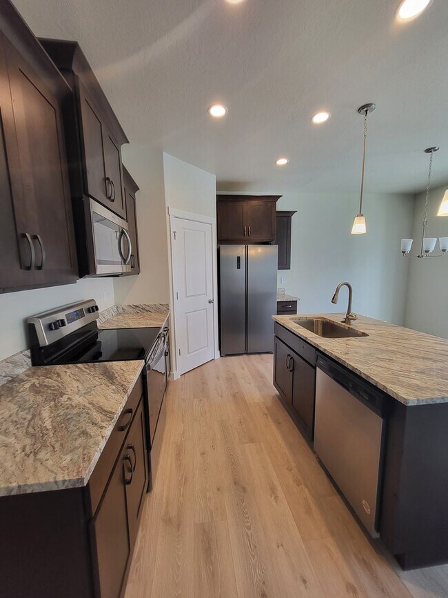 Building Photo - Brand New townhomes