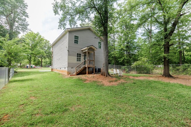 Building Photo - PRE LEASING!! AVAILABLE AUGUST 15TH 2025!!...