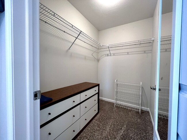 Building Photo - Gorgeous Furnished Home-Ready for move in ...