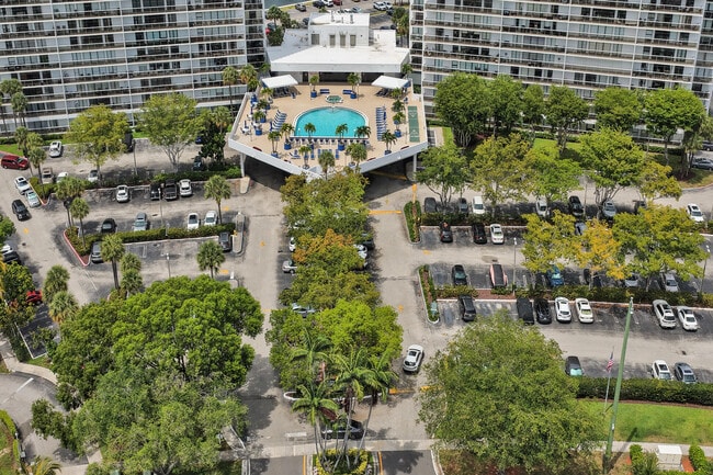 Building Photo - 3701 N Country Club Dr