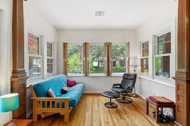 Building Photo - 205 W 32nd St