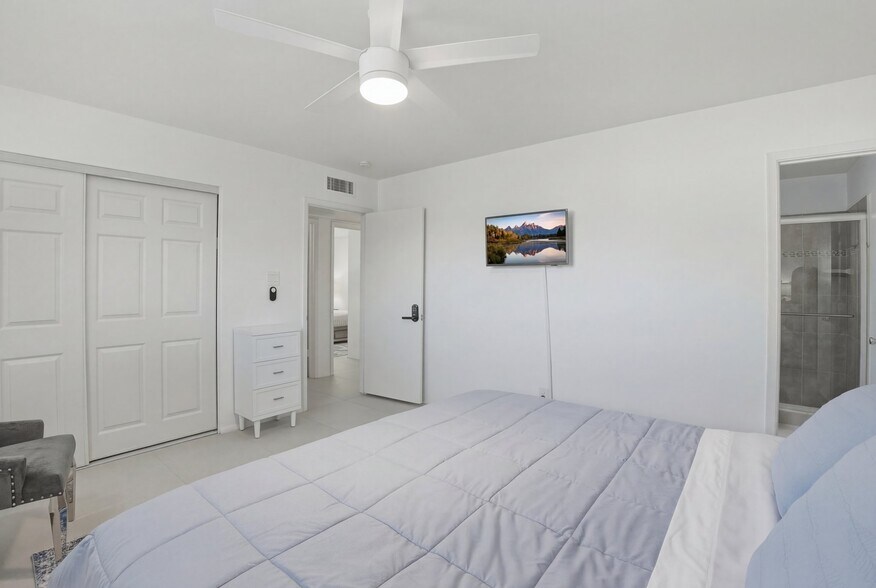 Building Photo - 313 E Riviera Dr