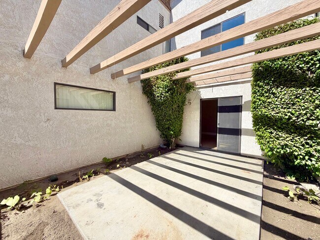 Building Photo - AVAILABLE NOW!! 3 Bedroom / 2 Bathroom Townhouse with pool in Cathedral City