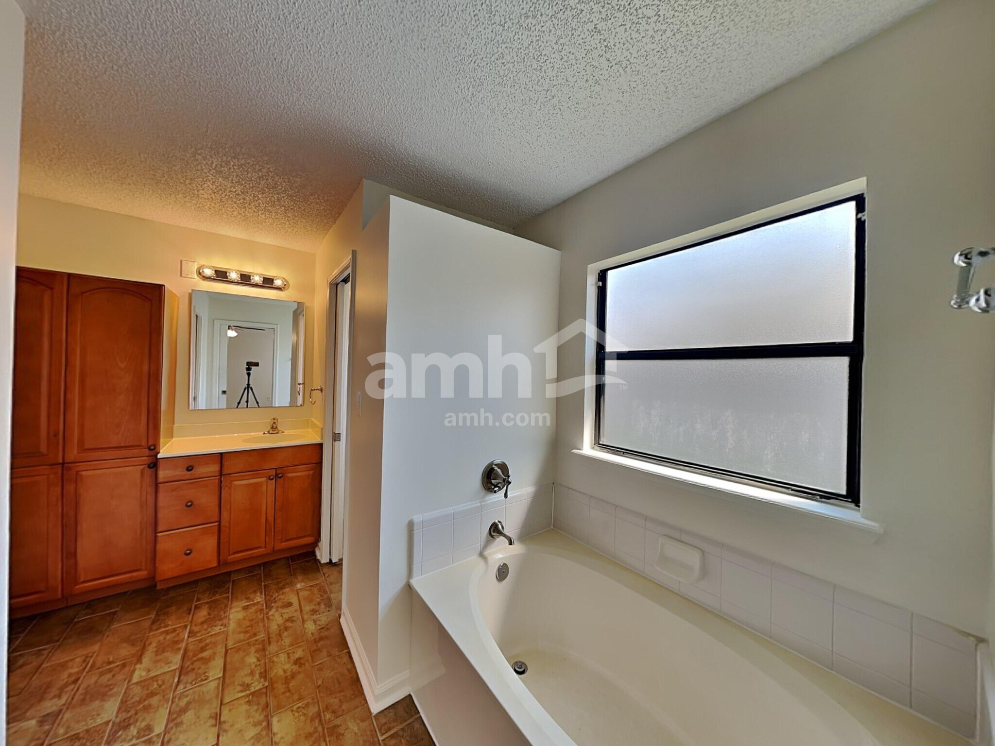 Building Photo - 3741 Woodbriar Dr