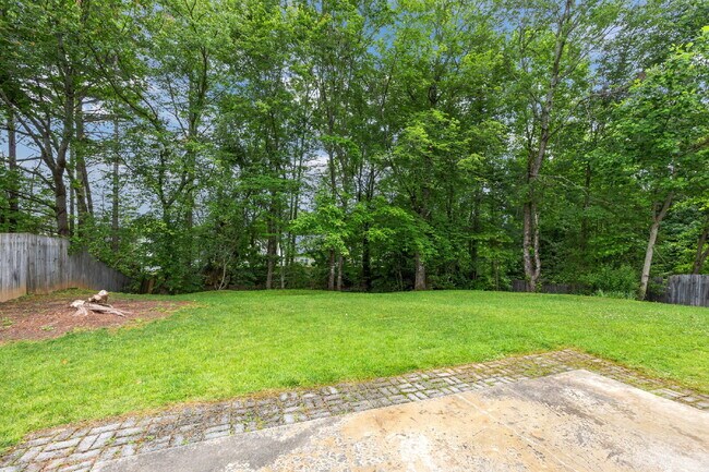 Building Photo - Convenient 3-Bedroom Rental with Fenced Ya...