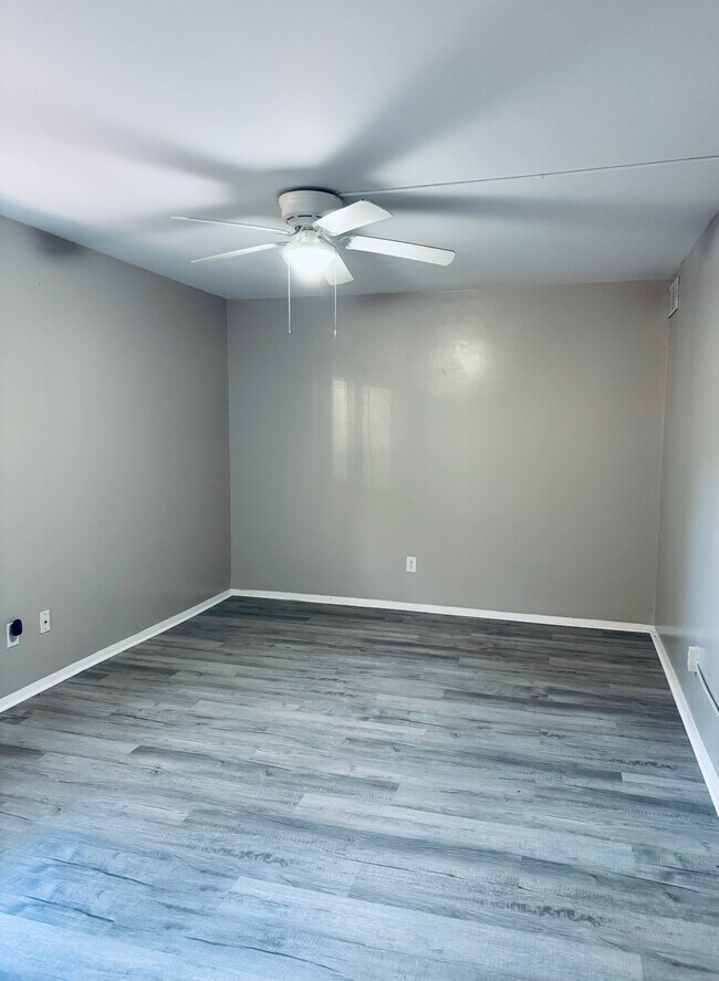 Building Photo - 1208 Schaub Dr