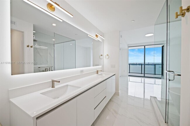 Building Photo - 700 NE 24th St