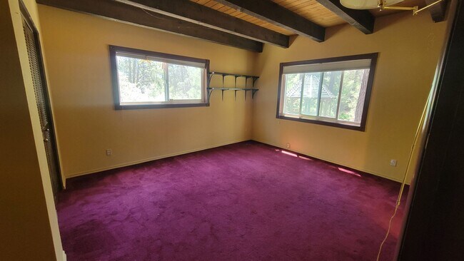 Building Photo - Spacious 6 Bedroom 5 Bathroom Within Walki...