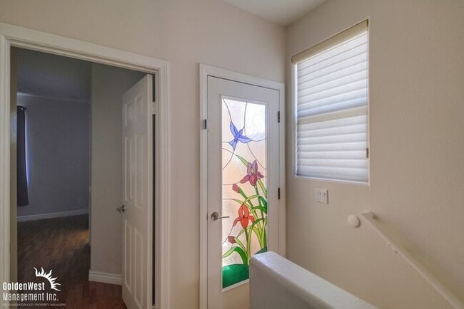 Building Photo - Modern 2Bdm 2.5Ba Town-home with Rooftop D...