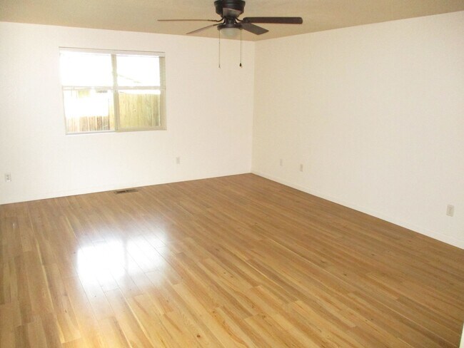 Building Photo - 120-1