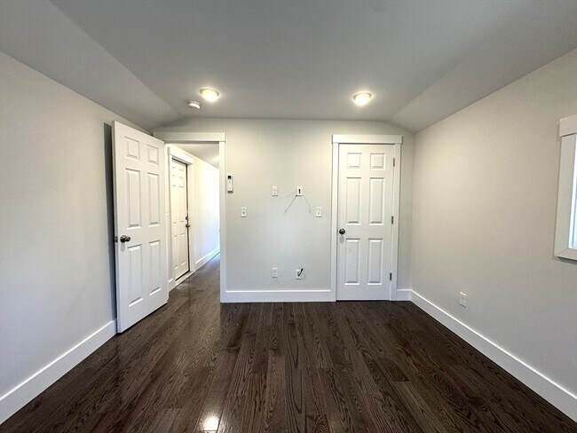 Building Photo - 142 Main St