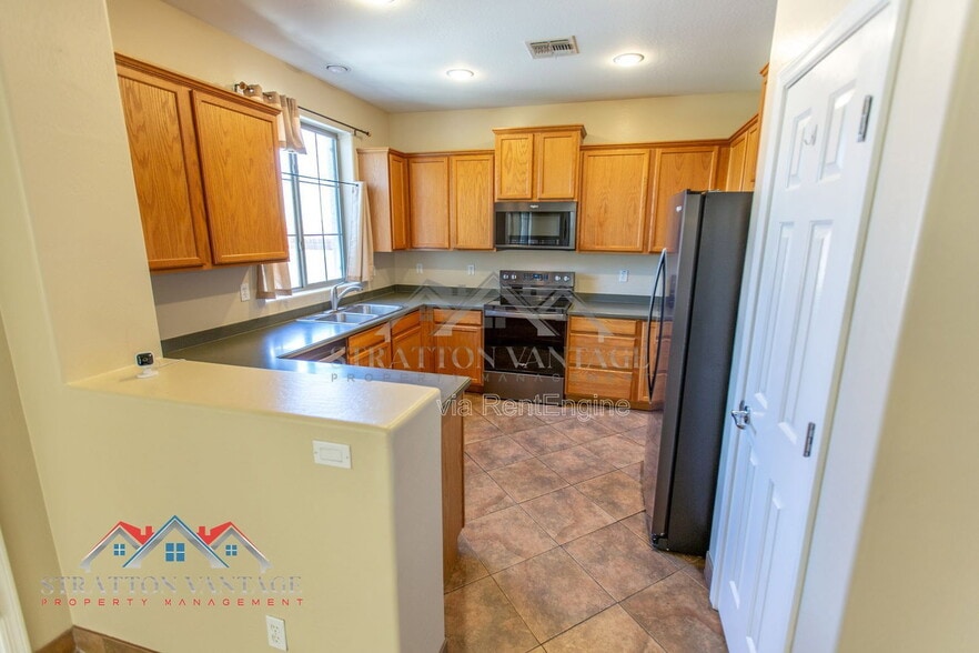 Building Photo - 9136 W Meadow Dr