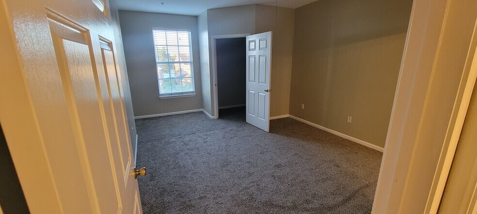 Building Photo - 14304 Fredricksburg Dr