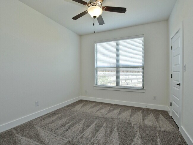 Building Photo - "Elegant 3-Bedroom Condo in Georgetown wit...