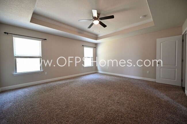 Building Photo - Home in South Crestview!