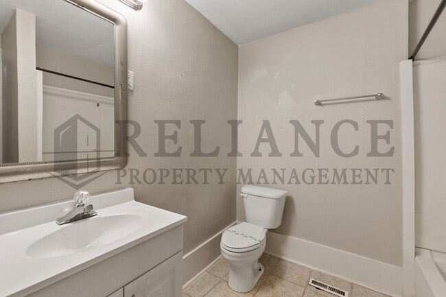 Building Photo - 1923 N Burns Ave