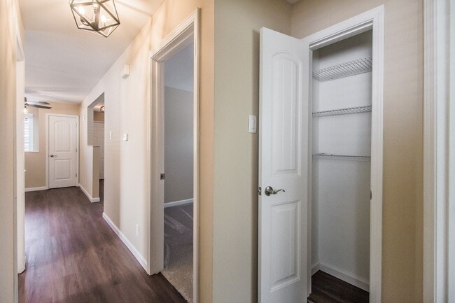 Building Photo - Pet Friendly, Renovated Home in Fox School District