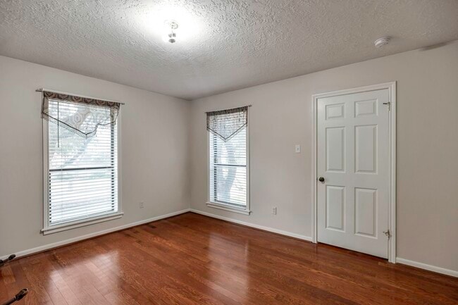 Building Photo - 1126 Crossroads Dr