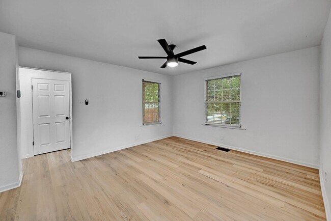 Building Photo - 8 bed 5 Bath house in center of West campus Pre Lease Aug 2026