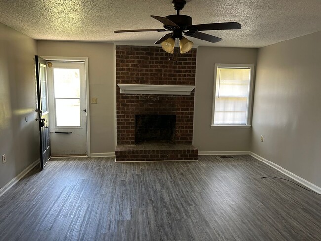 Building Photo - Spacious Updated 3 Bedroom 2 Bath House fo...