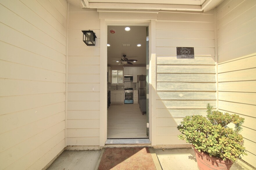 Building Photo - 590 Historic St