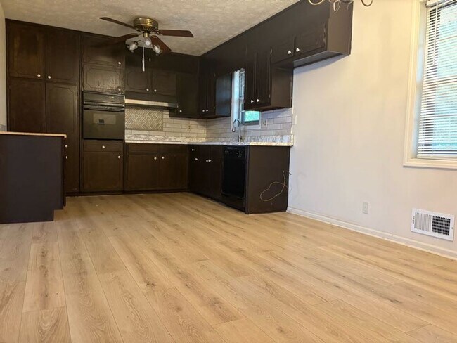 Building Photo - Welcome to this charming 3-bedroom, 2-bath...