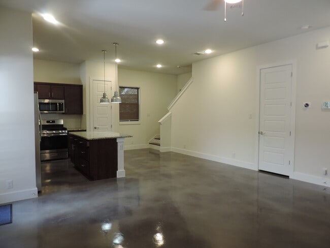 Building Photo - 425 E Mistletoe