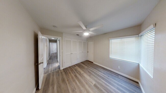 Building Photo - 4BD/2BA with Parking!