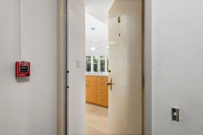 Building Photo - 2121 Laguna St