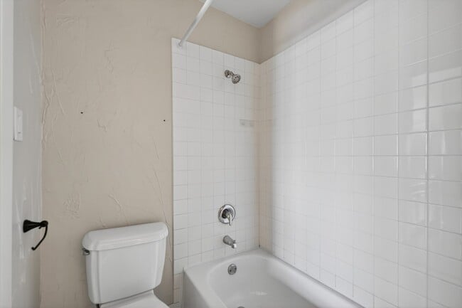 Building Photo - 1700 Lakecliffe Dr