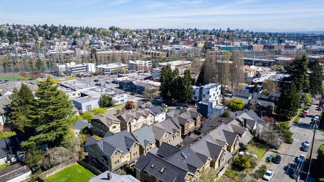 Building Photo - 3Bd/3Ba Seattle Townhouse