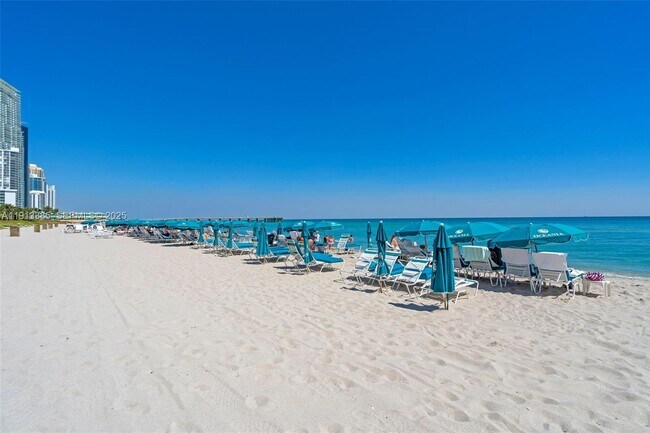 Building Photo - 16485 Collins Ave