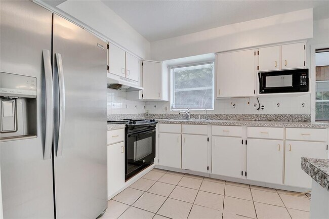 Building Photo - 1040 San Luis Dr