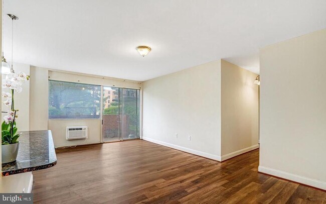 Building Photo - 3245 Rio Dr